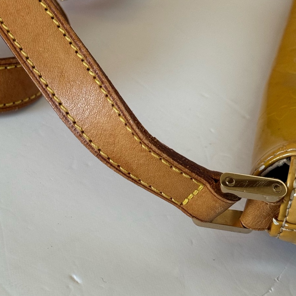 Authentic Louis Vuitton Vernis Thompson Shoulder Bag with Classic Design. - Picture 10 of 14